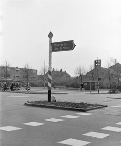 857469 Afbeelding van een wegwijzer op het Prins Bernhardplein te Utrecht.